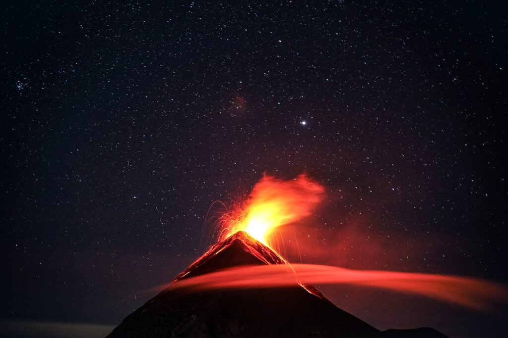 Lista de volcanes en erupción